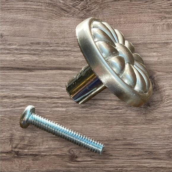 Stone Mill CP29-SN Satin Nickel Holland Cabinet Knob Flower Daisy W/ Hardware - Picture 10 of 10